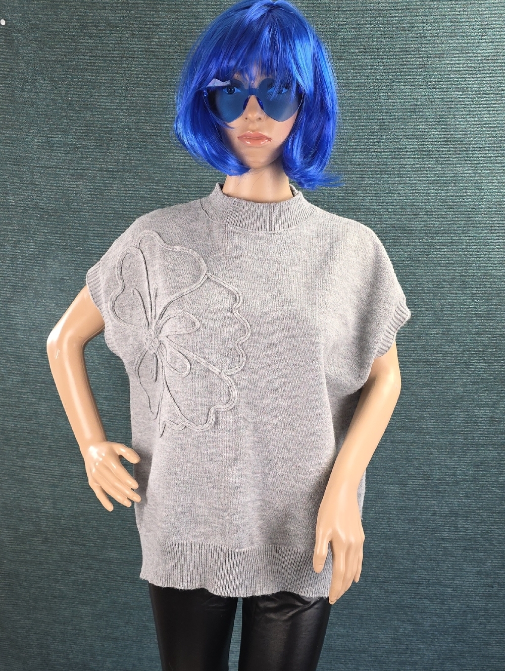 Pretty Garden Sleeveless Sweater With Large Flower